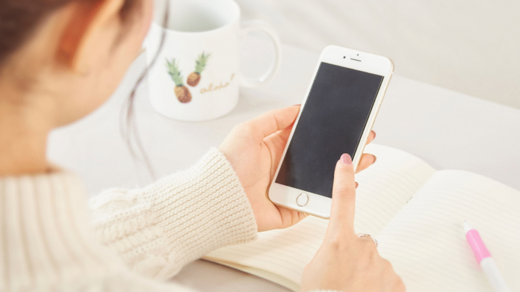 スマホを見る女性