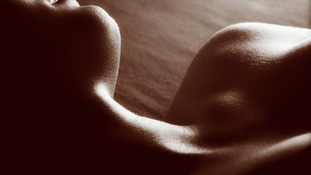 セクシーな女性の首元のアップ画像