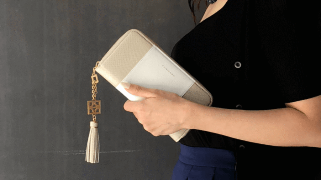 長財布を持つ女性
